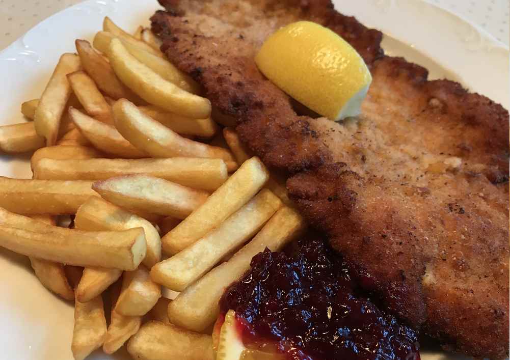 Reichlich und gut: Das Schnitzel in der Gröbl Alm schmeckt nach einem langen Tag in den Bergen besonders gut