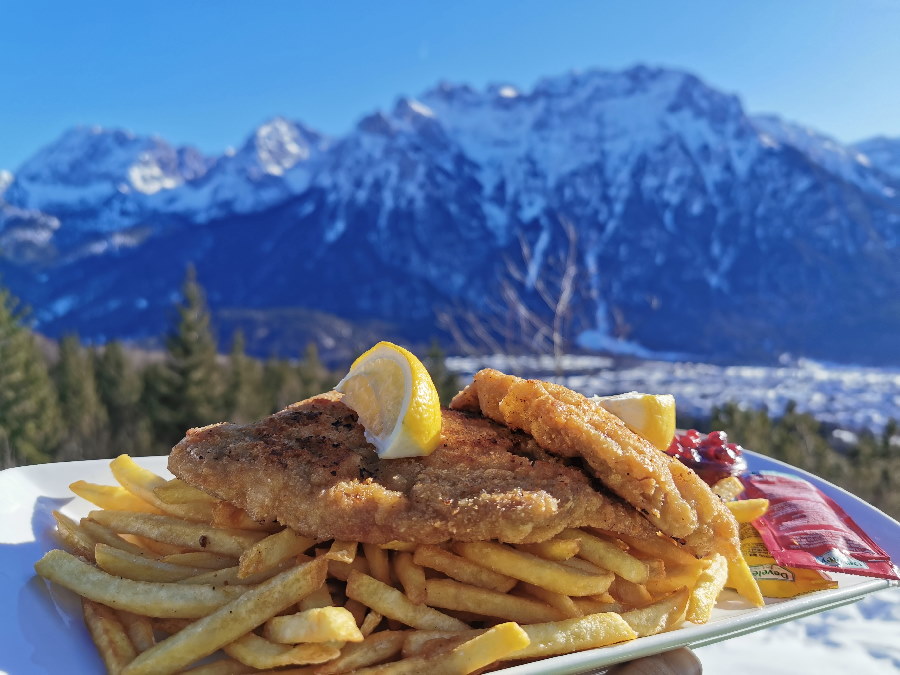 Schnitzelessen in Mittenwald mit Karwendel