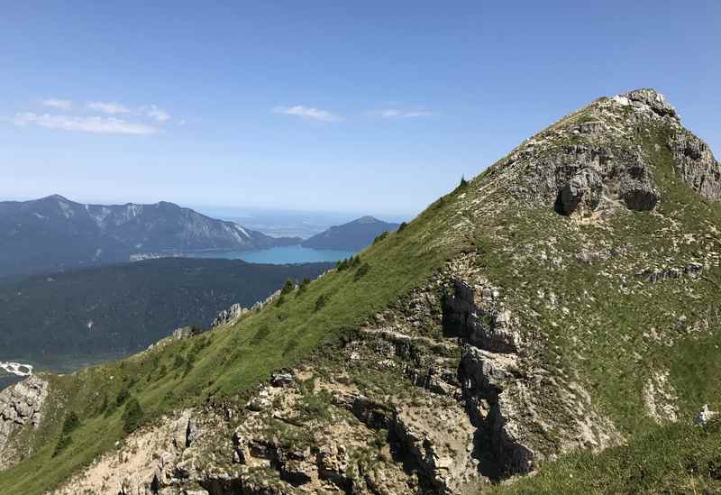 Am Gipfel der Schöttelkarspitze ist der Walchensee zu sehen