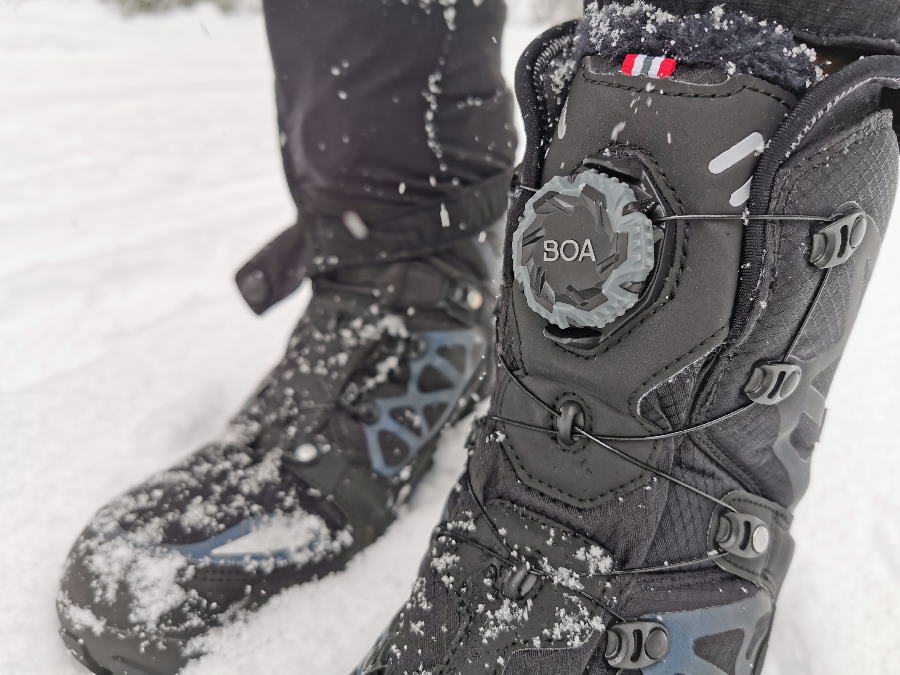 Hier siehst du den BOA Drehverschluß, so kannst du die Schuhe auch mit Handschuhen öffnen und schließen - perfekte Schuhe für Schnee