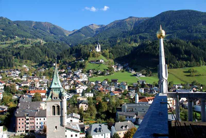 Ein Sommer in Schwaz? - der Blick von der Stadt auf die Burg Freundsberg und das Kellerjoch