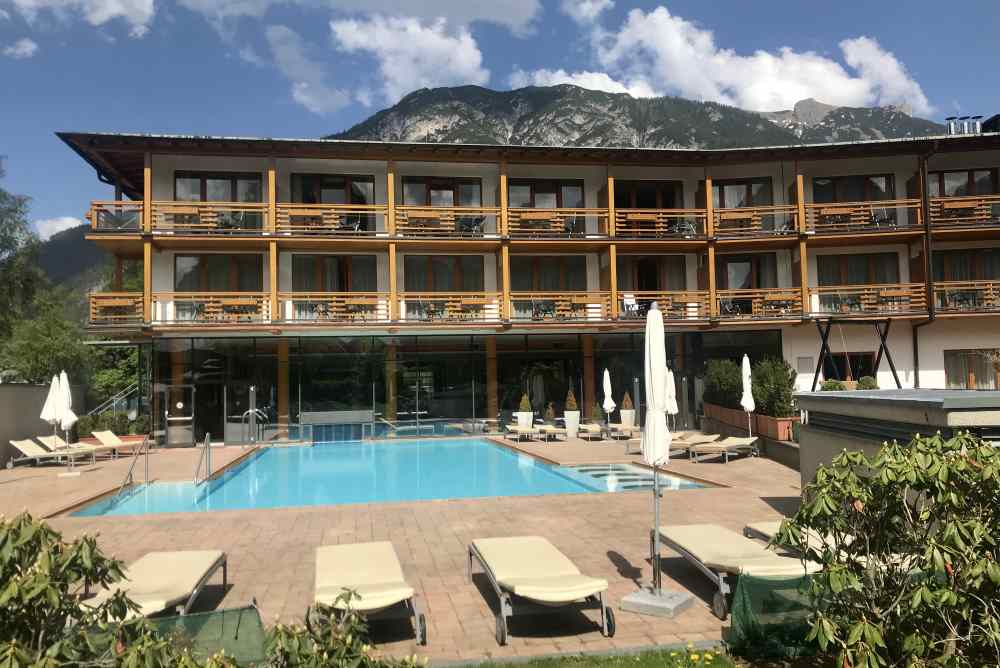 Fürstenhaus am Achensee: Das ist das Außenbecken vom Schwimmbad - innen geht das Becken weiter.