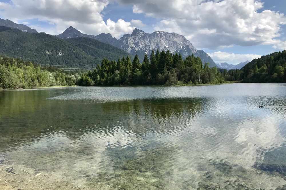 10 x See - das ist die Alpenwelt Karwendel: Hier der glasklare Bergsee mit dem Karwendel. Gefällt es dir? - dann lies hier weiter.