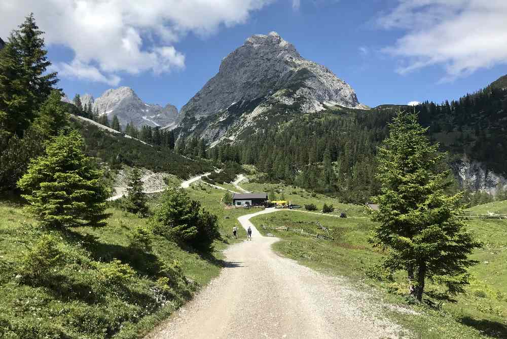 Vor dem Lenker die Seebenalm, links der steile Anstieg zum Seebensee