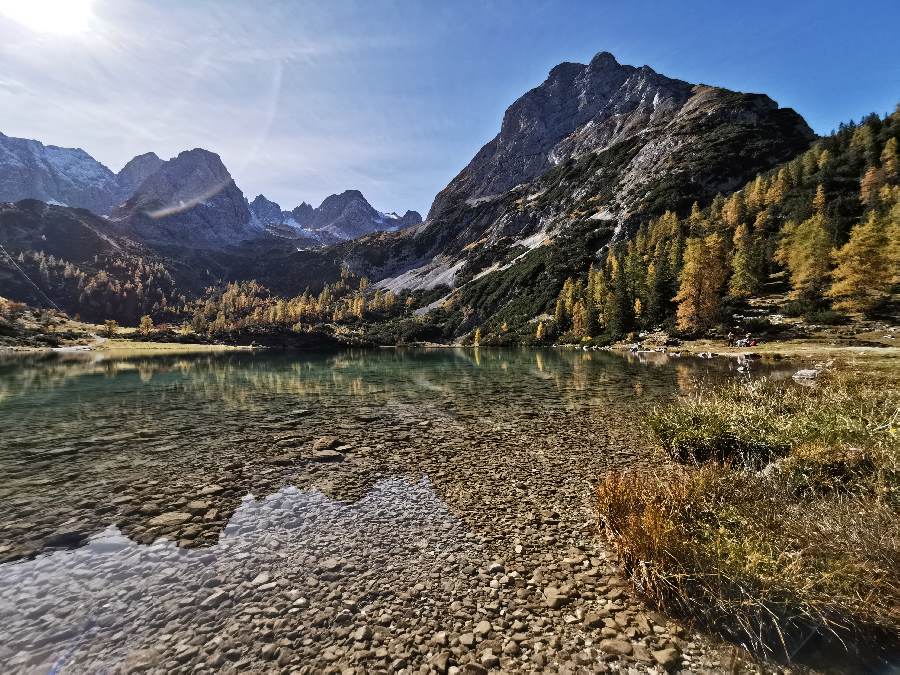 Türkisgrünes Wasser trifft Herbstfarben: Der Seebensee