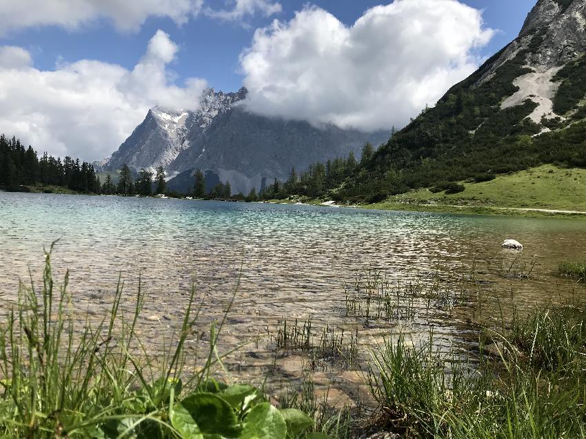 Seebensee Tirol - mit dem Blick auf die Zugspitze, von Wolken eingehüllt