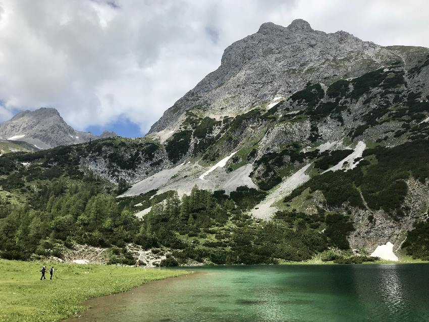 Seebensee Wanderung - schau mal wie klein die Menschen gegenüber den Bergen sind!