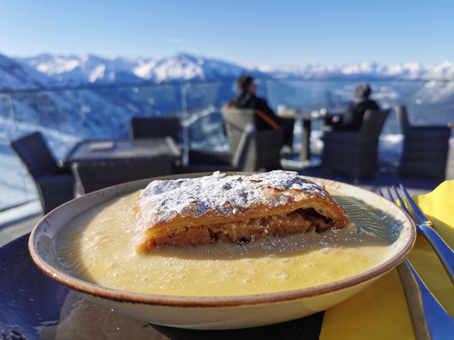 Einen Apfelstrudel im Cafe 2064 essen, sonnen und auf die Berge schauen