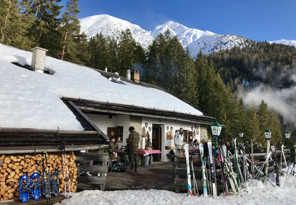 Die Hütte wird überragt von der eindrucksvollen Reither Spitze und dem Karwendelgebirge