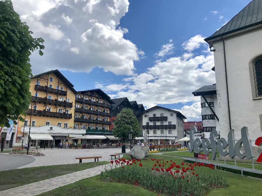 Die Seefeld Sehenswürdigkeiten - hier der Dorfplatz mit der Fußgängerzone