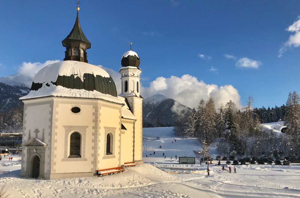 Seefeld Winter: Das Seekirchl. Hier starten die Langlaufloipen, nebenan ist der Gschandtkopf mit Skilift 