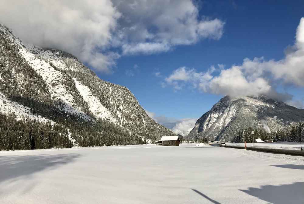 Seefeld Winter: Breites Hochtal, verschneite Landschaft: Die Leutasch zwischen Wettersteingebirge und Karwendel