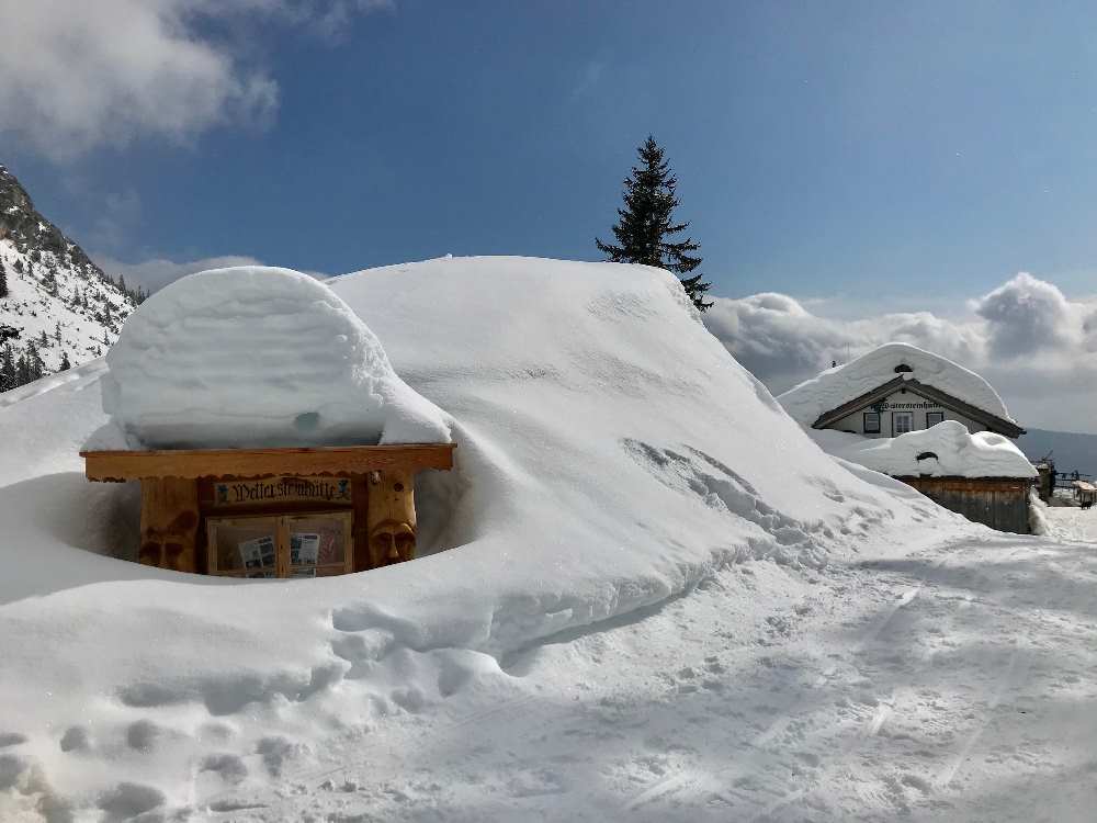 So sollte eine Winterwanderung in Seefeld  sein - die verschneite Wettersteinhütte