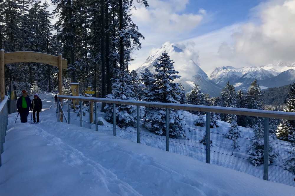 Der Blick von der Aussichtsplattform auf das Wettersteingebirge