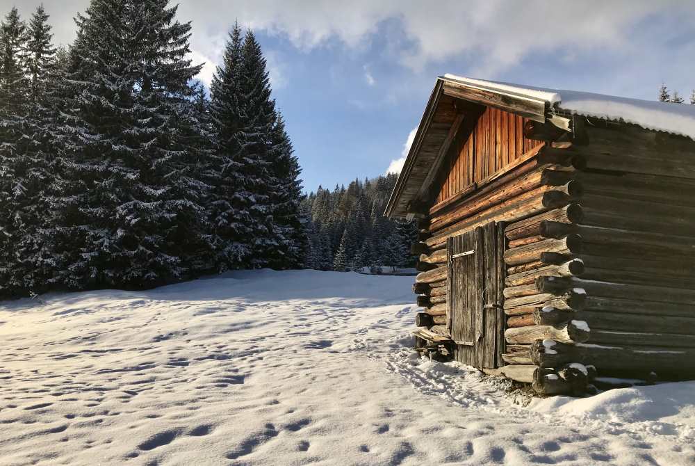 Tolle Winterstimmung bei der Holzhütte in Wildmoos