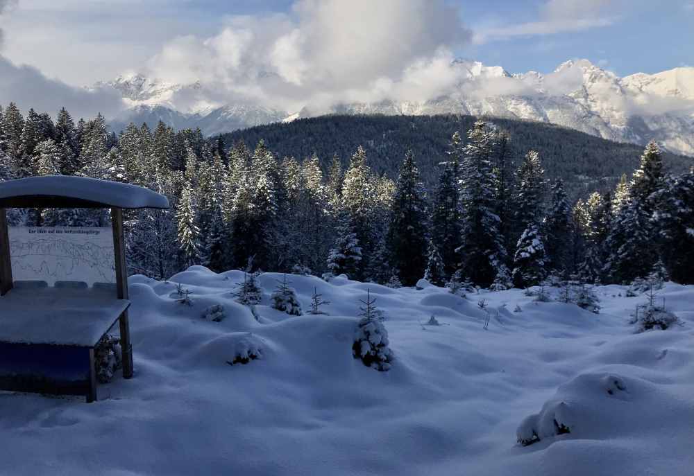 Und das ist der Ausblick beim Schneeschuhwandern in Seefeld auf dem Brunschkopf