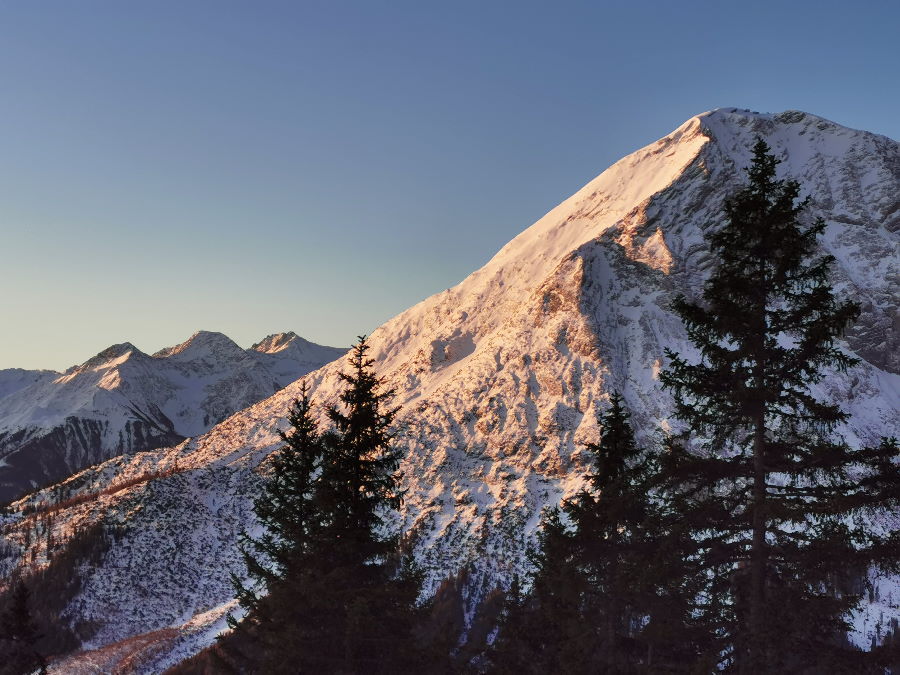 Das ist der Blick beim Sonnenaufgang auf der Wettersteinhütte