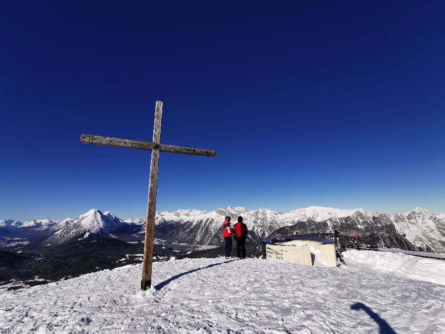 Zu diesem Gipfelkreuz kannst du auch zu Fuß ohne Ski spazieren