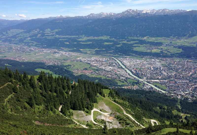 Auf die Seegrube mountainbiken in Innsbruck, das ist der Ausblick über die Stadt