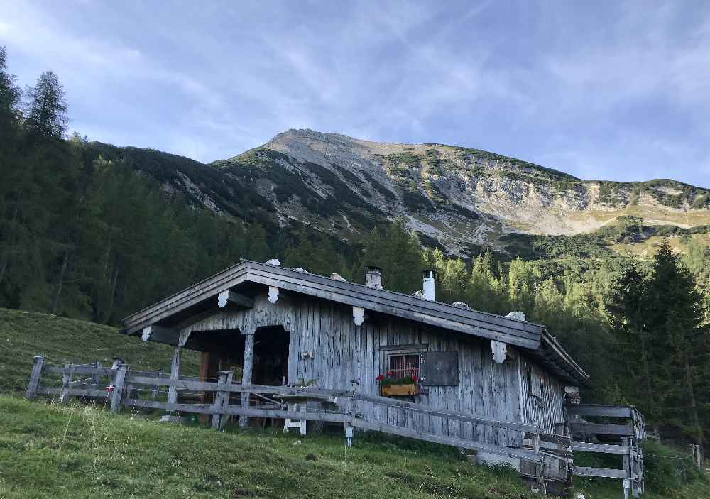 Zu den Hütten der Seekaralm wandern am Achensee