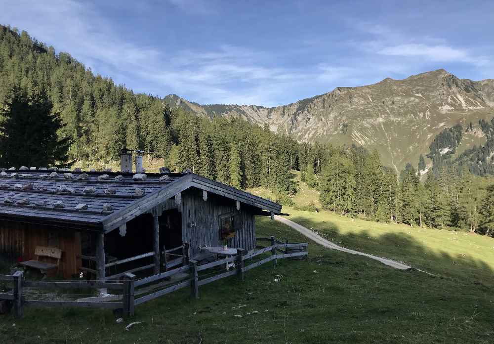 Der Blick über eine der Seekaralm - Hütten auf das Karwendel