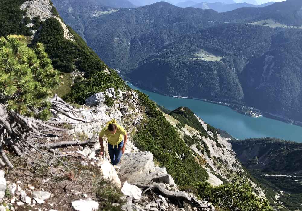 Die Überschreitung zwischen Seekarspitze und Seebergspitze, unten der Achensee