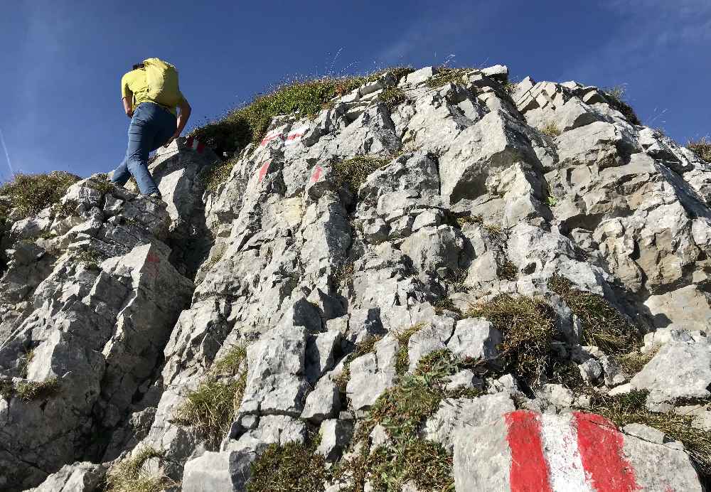 Oben beim Gipfel meistern wir die kurze Kletterpassage