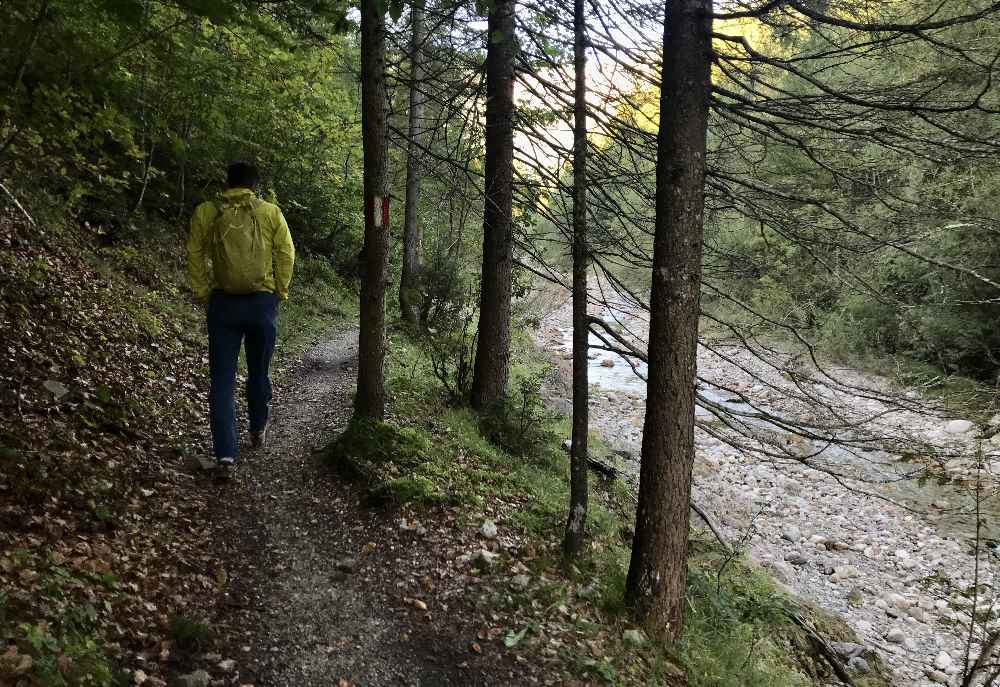 In Achenkirch wandern wir los in Richtung Seekaralm - laut Wanderbeschilderung 1,5 Stunden bis zur Alm, 3 Stunden zum Gipfel