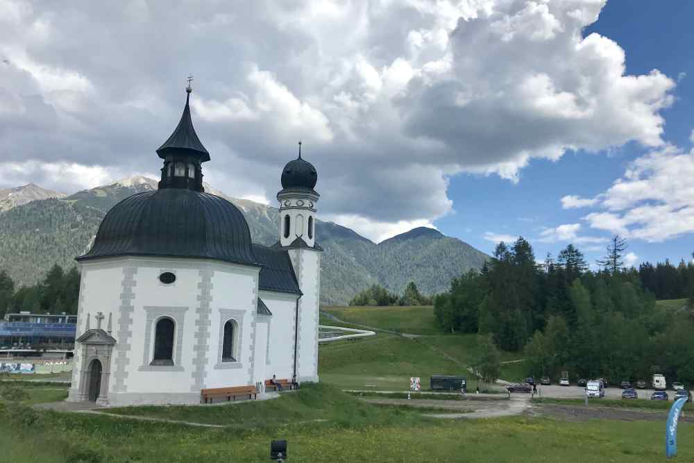 Beim Seekirchl in Seefeld geht es vorbei und rechts hinüber an den Wildsee