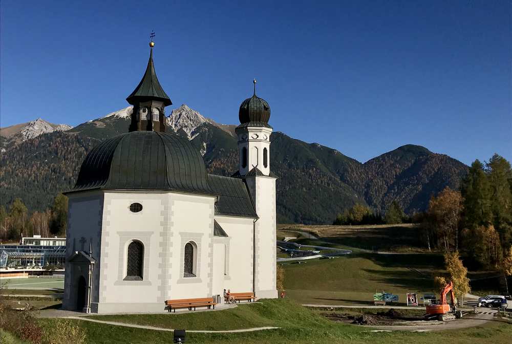 Zum Wahrzeichen in Seefeld, dem Seekirchl führen Spazierwege - auch mit Kinderwagen