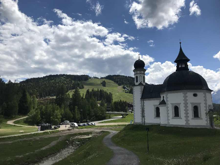 Das Seekirchl Seefeld - eine der meistfotografierten Seefeld Sehenswürdigkeiten - im Sommer ...