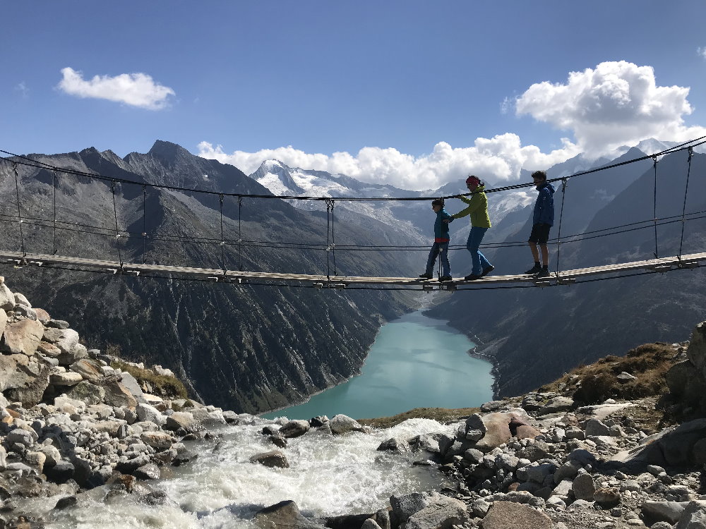 Der bekannteste Blick auf den Schlegeisspeicher - mit der bekannten Hängebrücke im Zillertal