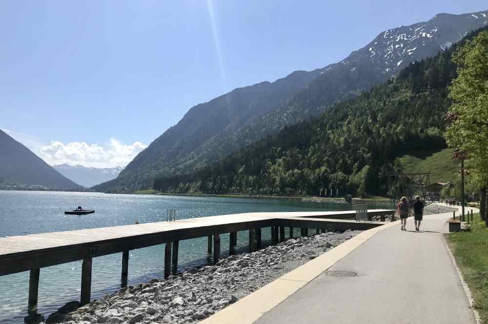 Blick von der Aussichtsplattform am Achensee auf die Seepromenade in Pertisau