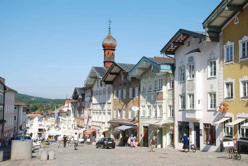  Sehenswertes Bad Tölz in Bayern - die Fußgängerzone mit dem Zwiebelturm der Kirche