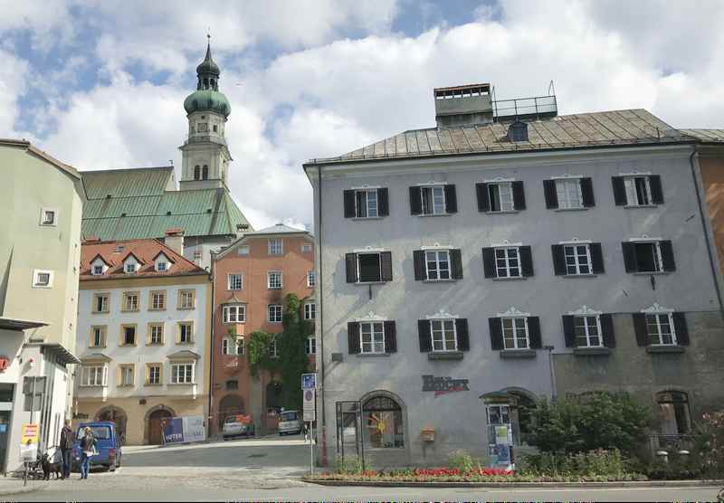 Zu den Sehenswürdigkeiten am Innradweg zählt die Stadt Hall in Tirol. Sie hat die größte Altstadt Tirols.