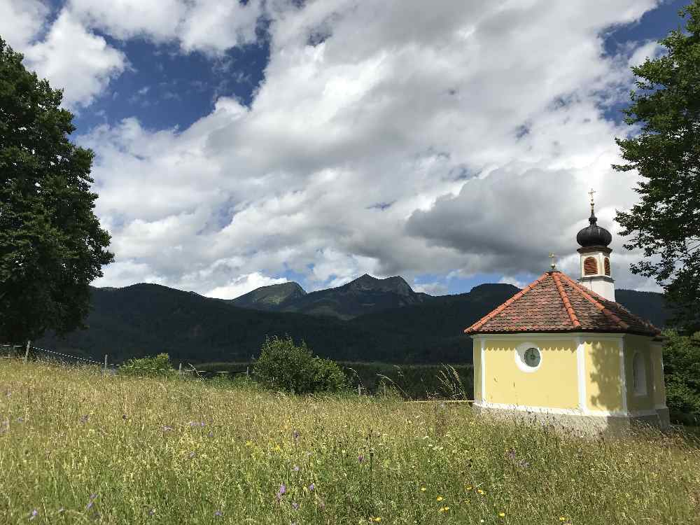 Sehenswürdigkeiten in Krün: Die Kapelle Maria Rast mit dem Blick ins Estergebirge gehört dazu