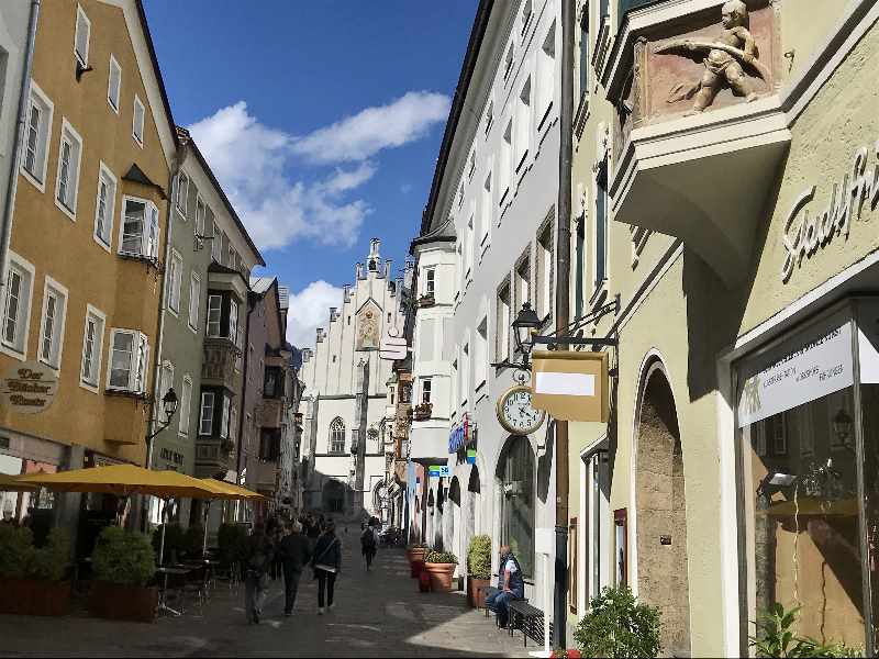 Die Prachtstraße von Schwaz - die Franz - Josef - Strasse zwischen Rathaus und der Kirche Maria Himmelfahrt