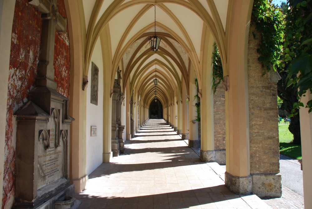 Am Ende der Fußgängerzone ist hinter der Stadtpfarrkirche Maria Himmelfahrt dieser Arkadengang im Stadtpark zu begehen.