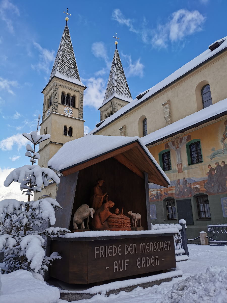 Weerberg Tirol: Die bekannte Kirche mit den beiden bunten Türmen 