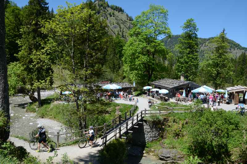 Romantisch ist die Wanderung von Wildbad Kreuth zur Siebenhütten Alm am Tegernsee auf dem Weg in die Wolfsschlucht, wo man ins Nebental zur Königsalm wandern kann