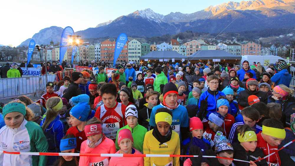 Mit dieser Kulisse auf´s Karwendel startet der alljährliche Silvesterlauf in Innsbruck, Foto: Markus Pienz