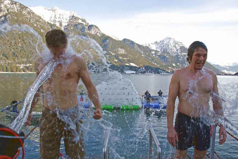 Vor dem Sprung in den See steht die Abkühlung beim Silvesterschwimmen Achensee, Foto: Achensee Tourismus