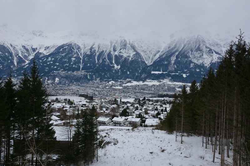 Bei der Sistranser Alm Rodeln - zuerst heißt es hinauf wandern ab Sistrans, gegenüber das Karwendel in Wolken