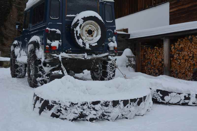 Rodelbahn Präparierung mit alten Traktorreifen - wenn wenig Schnee ist