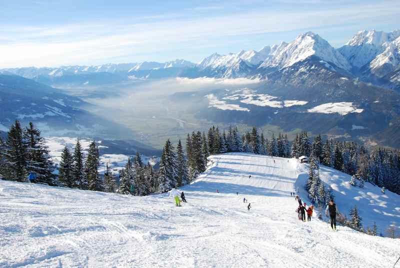 Eines der kleineren Skigebiete zwischen Innsbruck und Zillertal: Das Kellerjoch bei Schwaz, mit dem traumhaften Blick auf das Karwendel in Tirol 