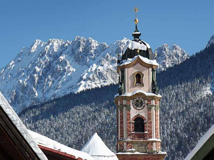 Skigebiet Mittenwald - der Kranzberg, skifahren über den Dächern von Mittenwald im Karwendelgebirge, Bild: Alpenwelt Karwendel