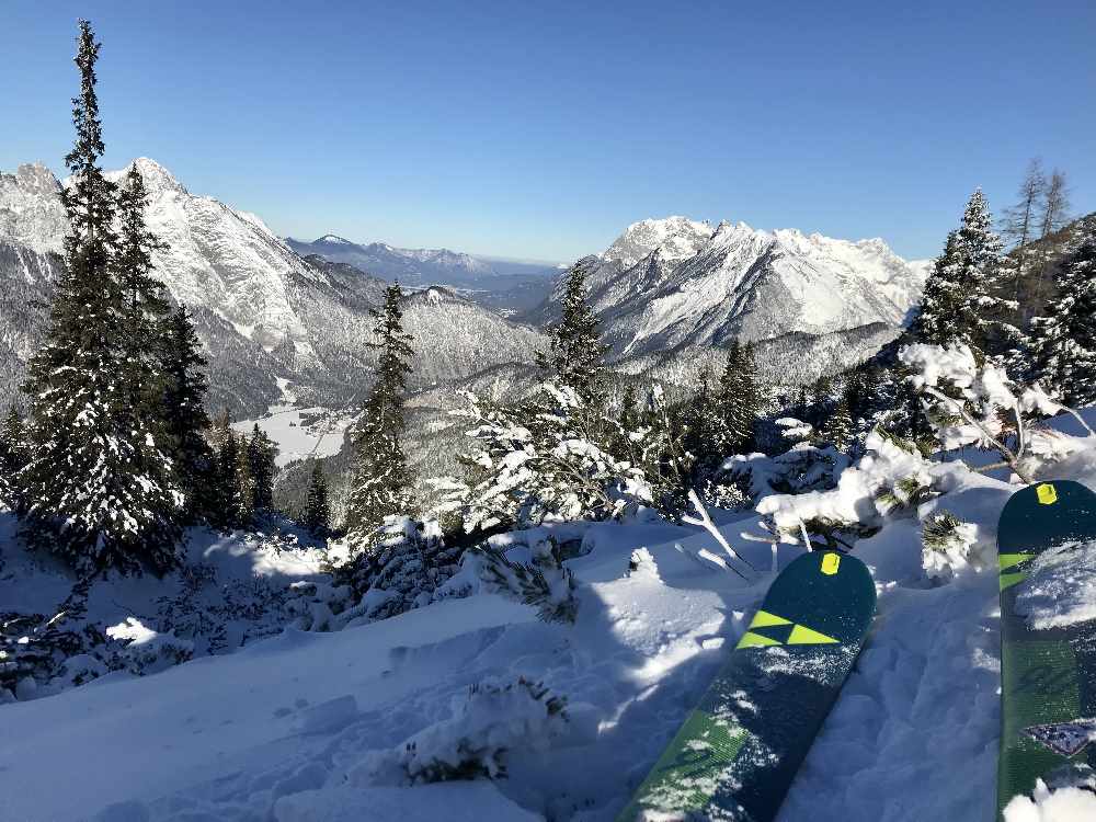 Viel Aussicht im Skigebiet - hier Richtung Scharnitz mit dem Karwendel