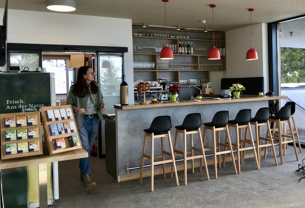 Sitzen könnt ihr an der Bar im Rodel Toni