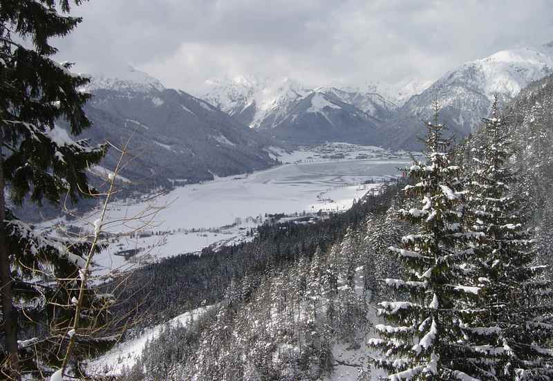 Skigebiet Achensee? Der Blick von der Rofanseilbahn auf den verschneiten See mit dem Karwendel