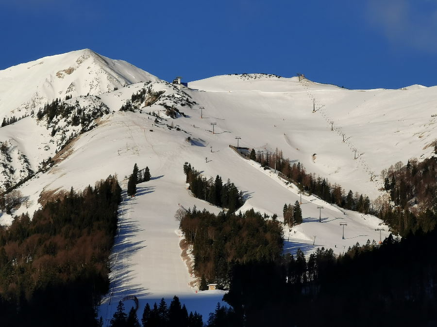 Der Blick auf das Skigebiet Christlum im Karwendel